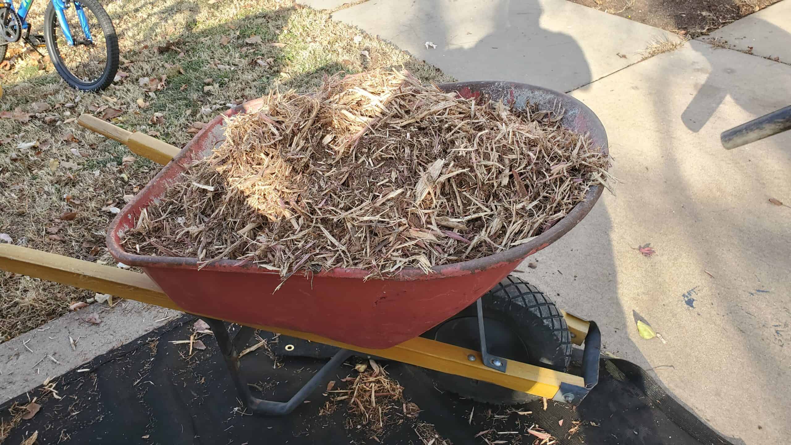 Cover your lawn with professionally installed mulch for a safer winter season
